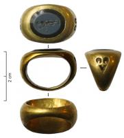 BAG-4180 - Bague à intailleorTPQ : 150 - TAQ : 200Bague massive, dont le jonc s'élargit fortement pour enserrer une intaille ovale, prise dans l'épaisseur du chaton; de chaque côté, des décors sous forme d'ajours (cœur, feuron...) ou d'incisions.