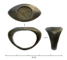 BAG-4195 - Bague à intailleargentTPQ : 100 - TAQ : 400Bague à chaton ovale (cabochon pour intaille), très élargi sur la face supérieure externe.