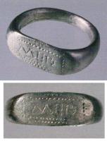 BAG-4204 - Bague inscriteargentTPQ : 1 - TAQ : 300Bague à jonc large, interrompu par un chaton plat et rectangulaire, non débordant, montrant (parfois dans un cadre ponctué) une inscription en lettres non rétrogrades.