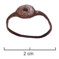 BAG-4241 - Bague émailléebronzeTPQ : 100 - TAQ : 300Bague à large chaton ovale ou circulaire, comportant deux couronnes concentriques autour d'un orifice central qui peut avoir servi à fixer un décor rapporté, ou une boule de verre opaque rouge.