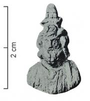 BAG-4244 - Bague avec buste : Jupiter AmmonbronzeBague coulée, chaton légèrement aplati, d'où émerge en haut-relief un grand buste de Jupiter Ammon, sous la forme d'un homme barbu, vêtement plissé couvrant le torse, portant des cornes de bélier et coiffé d'une feuille frontale.