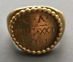 BAG-4251 - Bague inscriteorTPQ : 1 - TAQ : 300Bague dont le chaton est occupé par un large champ circulaire ou ovale, portant une inscription sur plusieurs lignes, en lettres non rétrogrades.
