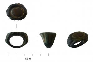 BAG-4256 - Bague à épaulementsbronzeTPQ : 200 - TAQ : 300Bague volumineuse et moulurée ; le jonc, de section en D, se développe horizontalement avec deux épaulements angulaires marqués, striés de lignes verticales. Le chaton en forme de fleur présente un centre ovale lisse.  