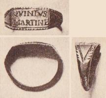 BAG-4292 - Bague inscriteorTPQ : 200 - TAQ : 300Bague à jonc étroit, interrompu par un chaton plat et rectangulaire, non débordant, montrant dans un cadre ponctué une inscription en lettres non rétrogrades. Les épaulements sont ornés d'un décor incisé.
