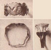 BAG-4294 - Bague à épaulements inscriteorTPQ : 200 - TAQ : 300Bague à épaulements foliacés et chaton circulaire inscrit.