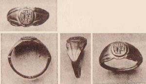 BAG-4298 - Bague à chaton inscritorTPQ : 200 - TAQ : 300Bague à chaton circulaire ou ovale, marqué d'une inscription en relief.
