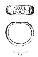 BAG-4352 - Bague inscritebronzeTPQ : 300 - TAQ : 400Bague à jonc large, interrompu par un chaton plat et rectangulaire, non débordant, montrant une inscription en lettres non rétrogrades, sur une ou deux lignes.