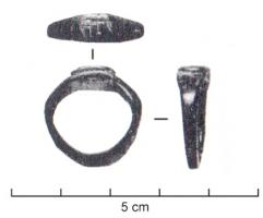 BAG-4363 - Bague à épaulements et inscriptionargentTPQ : 200 - TAQ : 300Bague à contour hexagonal, élargie autour d'un chaton ovale portant une inscription en lecture directe ; simples sillons convergents sur les épaulements, incisés ou estampés (rares exemples inscrits aussi à cet endroit).