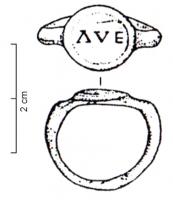 BAG-4364 - Bague à chaton inscritbronzeTPQ : 150 - TAQ : 300Bague à chaton circulaire, à peine débordant, inscrit en lettres non rétrogrades. Le jonc s'épaissit en se rapprochant du chaton ; il en est nettement séparé par deux nettes dépressions.