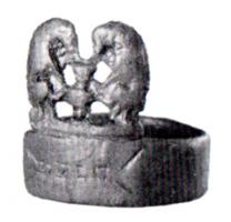 BAG-4368 - Bague à platine latéralebronzeTPQ : 250 - TAQ : 300Bague à jonc plat, sans chaton individualisé, mais une plaque latérale ajourée, travaillée en opus interrasile, émerge sur le côté.