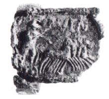 BAG-4372 - Bague de faction (course de char)bronzeTPQ : 100 - TAQ : 400Bague à large jonc rubanné, chaton rectangulaire associant l'image d'un quadrige et de la couleur d'une faction (Bleus : VEN(eta), etc ...).