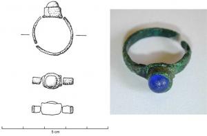 BAG-5041 - Bague à chaton circulaire rapportébronze, verreTPQ : 500 - TAQ : 600Bague à chaton, détaché du jonc (anneau plat fermé) et orné d'un cabochon cylindrique rapporté, avec un chaton en verre.