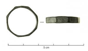 BAG-7007 - Bague inscrite de type TEBALargentTPQ : 1300 - TAQ : 1400Anneau rubanné, dont la surface est entièrement couverte d'une inscription comportant le nom TEBAL ou THEBAL.