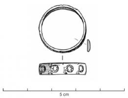 BAG-7013 - Bague fermée à décor estampébronzeTPQ : 1350 - TAQ : 1550Anneau plat et fermé, de largeur constante, estampé sur tout le pourtour d'un motif répétitif, figurant un astre (soleil ou étoile).