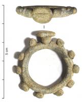 BAG-8008 - Bague IHS (bague-rosaire)plombTPQ : 1600 - TAQ : 1700Bague dont le jonc est marqué de 10 fortes nodosités permettant d'utiliser l'anneau comme un rosaire ; chaton circulaire surélevé, avec le monogramme IHS en lettres latines, surmonté d'une croix et une flèche vers le bas.