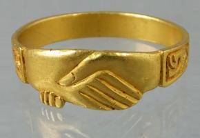 BAG-9011 - Bague de fidélité, ou bague de foiorTPQ : 1600 - TAQ : 1800Bague à chaton gravé en relief plat, avec deux mains l'une dans l'autre, souvent très schématisées (