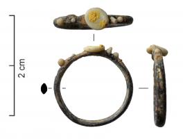 BAG-9038 - Bague polychromeverreTPQ : 1600 - TAQ : 1700Bague en verre filé, dont le jonc est soudé par l'adjonction d'un élément rapporté, soit plastique, soit un simple chaton de couleur différente, orné d'un point coloré.