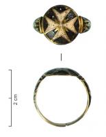 BAG-9053 - Bague émaillée : croix de MalteorTPQ : 1600 - TAQ : 1650Bague à jonc plat, dont le chaton ovale, bien délimité par des moulures, porte une  croix en relief, inscrite dans un bandeau.