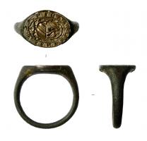 BAG-9055 - Bague à chaton armoriébronze doré, argentTPQ : 1500 - TAQ : 1600Bague à chaton ovale, armes entourées d'une legende; jonc lisse.