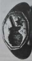 BAG-9063 - Bague à chaton creusé en intaillebronzeTPQ : 1600 - TAQ : 1800Bague à chaton plat, de forme octogonale, cerné d'un filet et creusé en intaille : motifs divers (vase avec son goupillon à l'intérieur; étoile…), parfois inscription en hébreu.