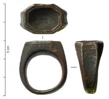 BAG-9075 - Bague à chatonbronzeTPQ : 1500 - TAQ : 1800Bague coulée, dont le jonc lisse est marqué d'une bande longitudinale en dépression; sur le chatin octogona, cavité pour pierre ou cabochon incrusté.