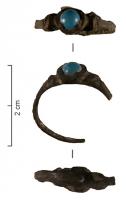 BAG-9102 - Bague à jonc filiforme et cabochonbronze, pierreTPQ : 1500 - TAQ : 1800Bague à jonc plat sur lequel est moulé un cabochon sertissant par des griffes une pierre ou bille ronde, sur le dessus, entre le jonc et le cabochon, décor en ciselures avec une gorge et des croix profondes. 