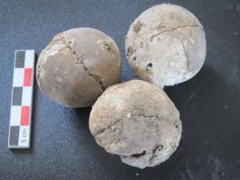 BAJ-7001 - Balle de jeu de paumecuir, textileCes trois petites balles ont une enveloppe en cuir posée sur une couche de tissu grossier qui entoure un bourrage constitué de petits morceaux de tissus. Elles font environ 3,5 cm de diamètre. Il s’agit de balles de jeu de paume ou 