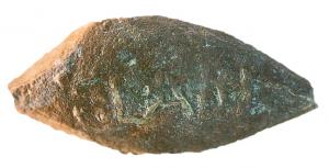 BAL-3019 - Balle de fronde : T.LABIplombTPQ : -40 - TAQ : -40Balle de fronde coulée dans un moule, inscription en relief : T.LABI ou T.LABIE.