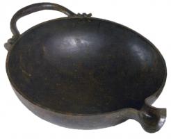 BAS-2004 - Bassin à bec verseurbronzeBassin à bord arrondi, lèvre plate légèrement épaissie ; anse fixe, perpendiculaire à la paroi (légèrement redressée) ; à l'opposé, bec verseur évasé.