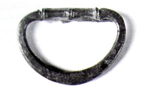 BAS-3004 - BassinbronzeBassin pourvu d'une anse plate en D, articulée sur un élément cylindrique en deux parties légèrement amincies au centre.
