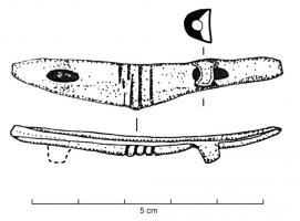 BAS-3007 - Bassin de type Sant'ArcangelobronzeBassin à fond plat ou à peine bombé, paroi basse et verticale, bord droit sans traitement particulier ; suspension assurée par une applique fixée par brasure sous la lèvre, en forme de plaquette sans ornement central (ou relief très effacé, ou simples striures verticales évoquant un coquillage); sur les côtés, attaches coulées et perforées pour l'articulation d'une anse libre en oméga.