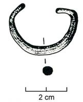 BAS-4001 - Anse de bassinbronzeAnse de bassin en bronze, libre, articulée sur une applique tubulaire moulurée, elle-même fixée par brasure sous la lèvre du bassin ; l'anse en D est souvent cannelée longitudinalement.