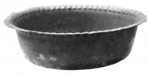 BAS-4005 - Bassin de type Boesterd 198bronzeBassin martelé à panse cylindrique, épaule anguleuse, fond plat pourvu d'un pied annulaire obtenu par un pincement vertical martelé, parfois sans repli visible ; le bord déversé est orné d'une succession d'oves en relief, pouvant prendre l'aspect de 