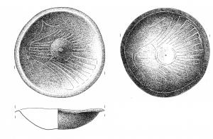 BAS-4011 - Bassin en forme de coquillebronzeBassin circulaire en tôle, à paroi déversée (profil ouvert en S) ornée de côtes asymétriques, évoquant le test d'un lamellibranche. Le fond légèrement ombiliqué est lui aussi martelé ; la lèvre plate forme un bandeau lisse. 