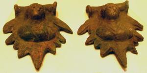 BAS-4015 - BassinbronzeAnses en forme de feuilles très découpées, ornées d'un buste et recouvrant les deux extrémités d'une anse articulée : elles doivent s'adapter sur un bassin de forme cylindrique, basse, éventuellement suspendu sur un trépied.