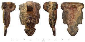 BAS-4030 - BassinbronzeBassin (?) comportant une ou deux anses jouant librement dans deux attaches ornées d'une tête féminine (yeux et cheveux incisés, fleuron à la base), fixées par brasure au sommet de la paroi du vase. Au sommet de chaque attache, ergot coulé dont une face est creusée pour l'articulation de l'anse mobile.