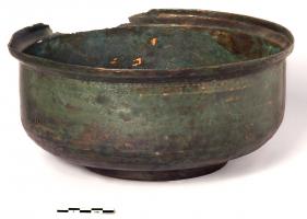 BAS-4051 - BassinbronzeBassin à paroi verticale, carène adoucie et fond annulaire; la lèvre en tôle forme un angle droit redressé vers le haut (pour y adapter un couvercle ?).