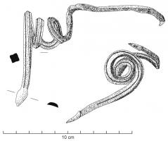 BAS-4056 - Bassin à anses en volutesbronzeBassin plat, coulé, à bord déversé avec une lèvre épaisse, reposant sur un fond annulaire avec un décor de profondes cannelures concentriques; deux anses, fixées par brasure sur la lèvre et à la base de la panse, de section régulièrement cannelées, forment une double volute, voire deux 8 juxtaposés. 
