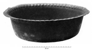BAS-5005 - Bassin à godrons sous la lèvrebronzeBassin à panse tronconique, lèvre déversée suivie d'une bande godronnée entre le bord, lisse, et la panse également lisse.