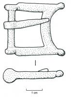 BCG-4002 - Boucle de cingulumbronzeTPQ : 200 - TAQ : 300Boucle entièrement coulée avec son axe en bronze ; côtés rectilignes et barre transversale concave ; ardillon également en bronze.