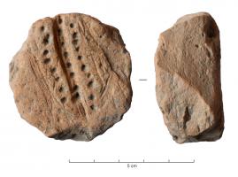 BCN-4005 - Bouchon d'amphoreterre cuiteBouchon circulaire, taillé dans une tuile et centré sur un décor; diam. env. 50/170mm.
