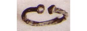 BCO-4010 - Boucle d'oreilleargentAnneau ouvert, filiforme et torsadé, dont les extrémités se terminent par des boutons coniques.
