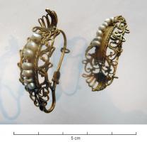 BCO-9005 - Boucle d'oreille en filigraneor, pierreBroche allongée formée d'un motif filigrané allongé, terminé par une palmette ; sur l'