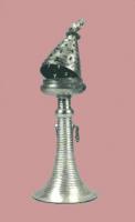 BEN-2001 - Brûle-encensargentBrûle-parfum composé d'une base élevée, à profil concave, et d'une coupelle dans laquelle on dépose les braises et le parfum. Cette coupelle est à son tour recouverte d'un couvercle conique, perforé pour que les fumées parfumées puissent s'en échapper.