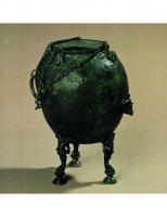 BLL-4002 - Authepsa, ou samovarbronzeTPQ : 1 - TAQ : 300Récipient en plusieurs parties, dont certaines peuvent être en fer. Il est composé d'une double cuve posée sur trois pieds le plus souvent en ronde bosse. La cuve interne sert à maintenir les braises chaudes. La cuve externe contient l'eau à garder au chaud ou à chauffer. Elle est souvent munie d'un robinet. Les pieds représentent différentes figures animales, humaines ou mixte.
