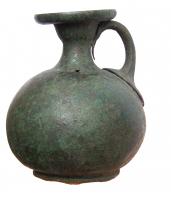 BLS-4029 - Balsamaire (proche Tassinari 1300)bronzeBalsamaire à corps globulaire, col étranglé et lèvre élargie, pourvu d'une petite anse très évasée à la base pour faciliter la brasure sur l'épaule.