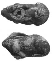 BLS-4040 - Balsamaire : lièvreterre cuiteBalsamaire en forme de lièvre assis, les oreilles ramassées enserrant le goulot ; ce dernier est épaulé par une anse de suspension.