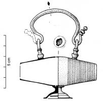 BLS-4062 - Balsamaire en forme de tonneletbronzeObjet composite, avec un corps bitronconique et couvert de stries parallèles, un piédouche moulure, deux attaches également moulurées assurant la suspension d'une anse en oméga.