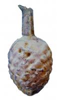BLS-4088 - Balsamaire en forme de grappe de raisinverreBalsamaire en verre moulé en forme de grappe de raisin, parfois surmontée d'un col cylindrique, à bord déversé. Forme générale ovoïde, généralement en verre bleu. Exemplaires sans anses