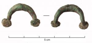 BLS-4092 - Anse renfléebronzeMinuscule anse de vase, souvent renflée et à surface soigneusement godronnée, avec deux pattes circulaires pour une fixation horizontale : il semble s'agir d'une partie de vase miniature (bassin ?), mais les parallèles complets font actuellement défaut.